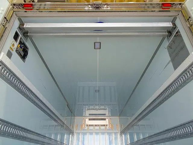 荷台内寸:619×231×206 床キーストン/ジョロダーレール4列(ジョロダー欠) リア門枠中央ジョロダー入れケース 左サイド開閉式ドア ラッシング2段/バー2本 水抜き穴前後2対 荷室LED灯3個|日野 レンジャー 2KG-FD2ABG(2WD)の写真21