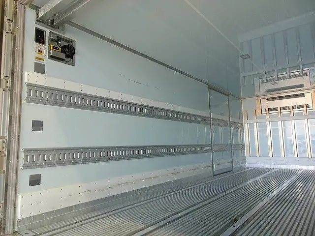 荷台内寸:619×231×206 床キーストン/ジョロダーレール4列 リア門枠中央ジョロダー入れケース 左サイド開閉式ドア ラッシング2段(60cm/120cm)/バー2本 水抜き穴2対 荷室LED灯|日野 レンジャー 2KG-FD2ABG(2WD)の写真22