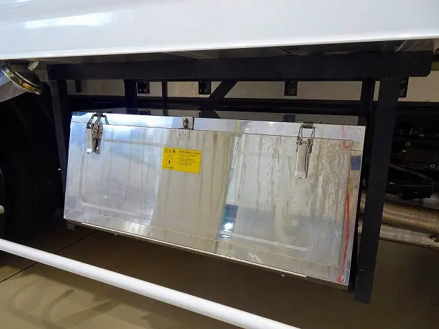 燃料タンク200L タイヤ止め2個 右シャシ中央ステンレス製工具箱|日野 レンジャー 2KG-FD2ABG(2WD)の写真46