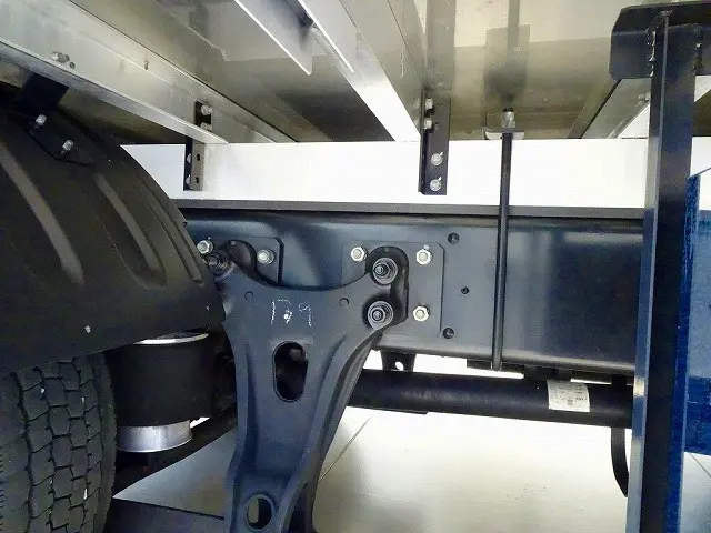 シャーシは 錆止め/マフラー塗装 仕上げに力を入れています。|日野 レンジャー 2KG-FD2ABG(2WD)の写真47