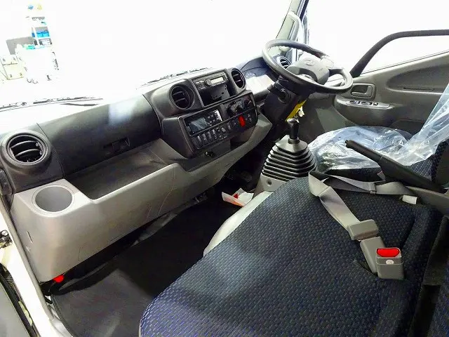 AC PS PW SRS ABS 集中ドアロック 左電格ミラー AM/FMラジオ バックモニター ターボ 排気ブレーキ 車線逸脱警報装置 衝突被害軽減ブレーキ アイドリングストップ|日野 デュトロ 2RG-XZU655M(2WD)の写真7