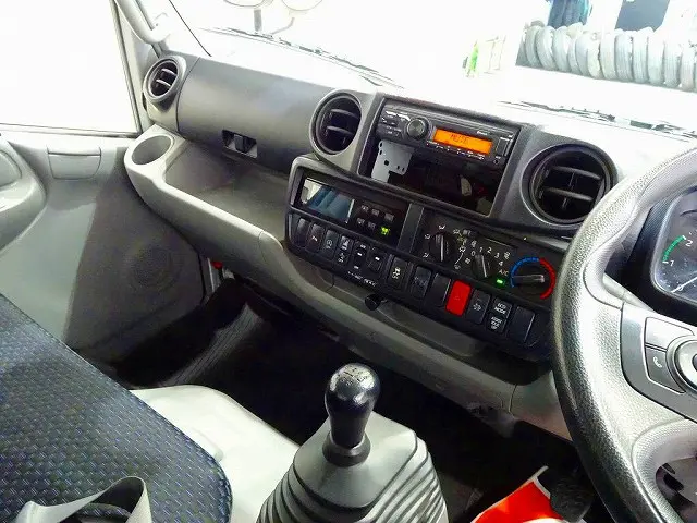 AC PS PW SRS ABS 集中ドアロック 左電格ミラー AM/FMラジオ バックモニター ターボ 排気ブレーキ 車線逸脱警報装置 衝突被害軽減ブレーキ アイドリングストップ|日野 デュトロ 2RG-XZU655M(2WD)の写真9