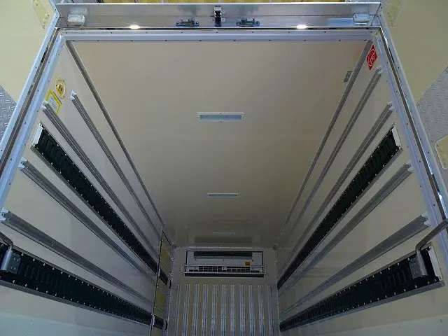 荷台内寸:432×174×185 ラッシングレール2段(60cm/120cm) 床アルミ縞鋼板 左サイド開閉式ドア(177cm/83cm) 水抜き穴前1対 荷室LED灯3個 -5~30度設定-5度確認|日野 デュトロ 2RG-XZU655M(2WD)の写真25
