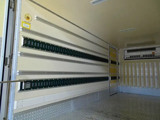 荷台内寸:432×174×185 ラッシングレール2段(60cm/120cm) 床アルミ縞鋼板 左サイド開閉式ドア(177cm/83cm) 水抜き穴前1対 荷室LED灯3個 -5~30度設定-5度確認|日野 デュトロ 2RG-XZU655M(2WD)の写真26