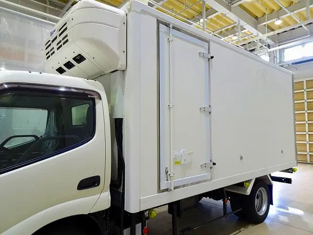 荷台内寸:432×174×185 ラッシングレール2段(60cm/120cm) 床アルミ縞鋼板 左サイド開閉式ドア(177cm/83cm) 水抜き穴前1対 荷室LED灯3個 -5~30度設定-5度確認|日野 デュトロ 2RG-XZU655M(2WD)の写真29