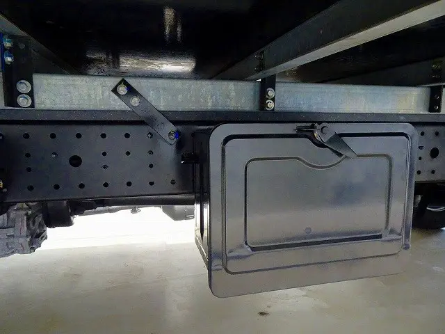 燃料タンク100L タイヤ止め2個 左シャシ中央工具箱|日野 デュトロ 2RG-XZU655M(2WD)の写真35