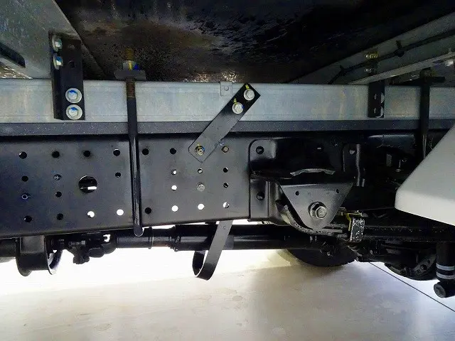 燃料タンク100L タイヤ止め2個 左シャシ中央工具箱|日野 デュトロ 2RG-XZU655M(2WD)の写真36