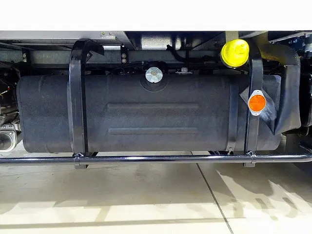 燃料タンク100L タイヤ止め2個 左シャシ中央工具箱|日野 デュトロ 2RG-XZU655M(2WD)の写真38
