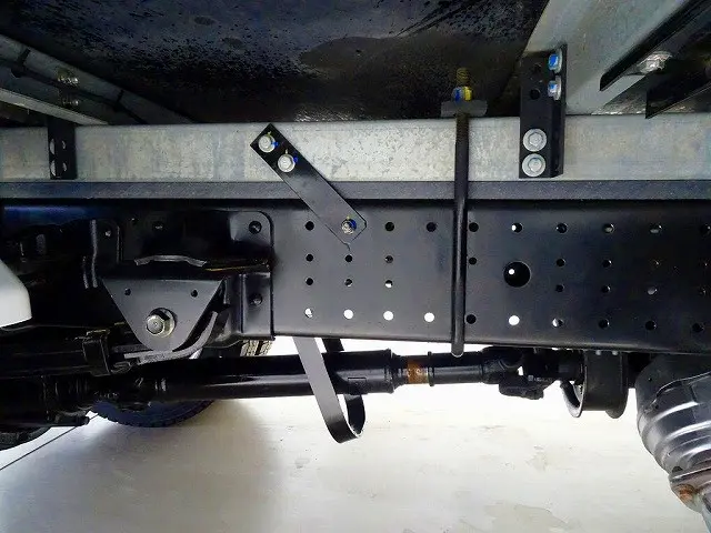 燃料タンク100L タイヤ止め2個 左シャシ中央工具箱|日野 デュトロ 2RG-XZU655M(2WD)の写真39