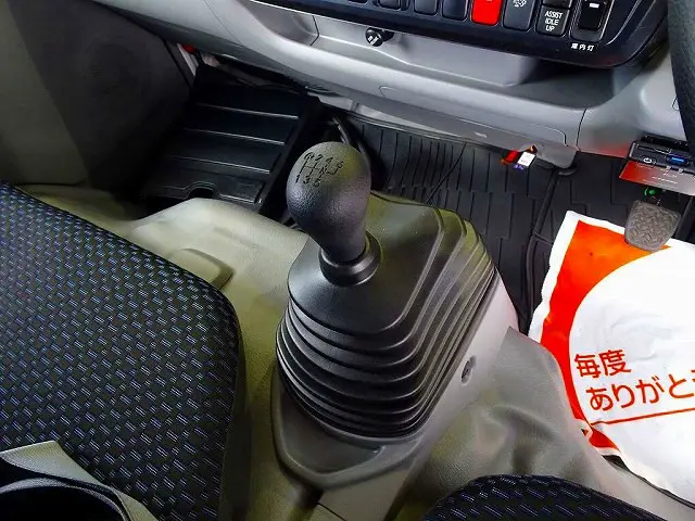 フロア6MT|日野 デュトロ 2KG-XZU605M(2WD)の写真17