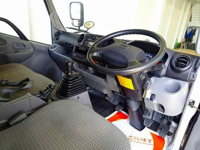AC PS PW SRS ABS 集中ドアロック 左電格ミラー AM/FMラジオ ETC バックモニター ドライブレコーダー ターボ 排気ブレーキ 坂道発進補助装置 フロア5MT|日野 デュトロ TKG-XZU655M(2WD)の写真5