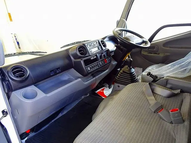 AC PS PW SRS ABS 集中ドアロック 左電格ミラー AM/FMラジオ ETC バックモニター ドライブレコーダー ターボ 排気ブレーキ 坂道発進補助装置 フロア5MT|日野 デュトロ TKG-XZU655M(2WD)の写真7