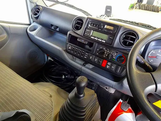 AC PS PW SRS ABS 集中ドアロック 左電格ミラー AM/FMラジオ ETC バックモニター ドライブレコーダー ターボ 排気ブレーキ 坂道発進補助装置 フロア5MT|日野 デュトロ TKG-XZU655M(2WD)の写真9