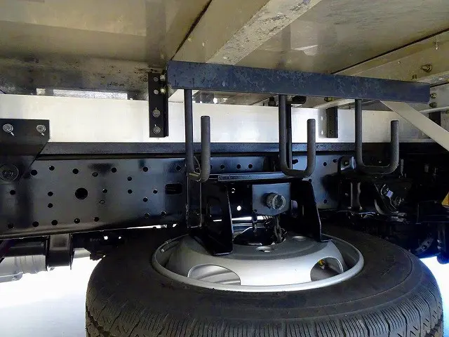 燃料タンク100L タイヤ止め2個 右シャシリアステンレス製工具箱 ステンレス製リアフェンダー 左シャシ中央/リア3連タイヤチェーンフック|日野 デュトロ TKG-XZU655M(2WD)の写真41