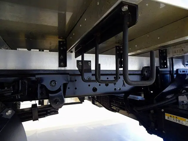 燃料タンク100L タイヤ止め2個 右シャシリアステンレス製工具箱 ステンレス製リアフェンダー 左シャシ中央/リア3連タイヤチェーンフック|日野 デュトロ TKG-XZU655M(2WD)の写真43