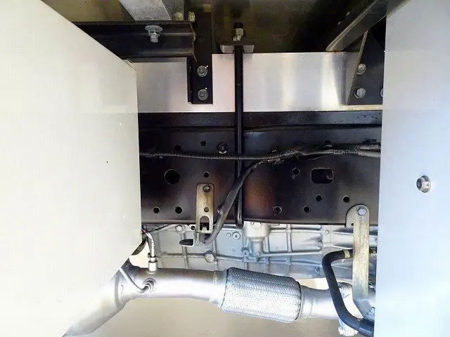 シャーシは 錆止め/マフラー塗装 仕上げに力を入れています。|日野 デュトロ TKG-XZU655M(2WD)の写真46