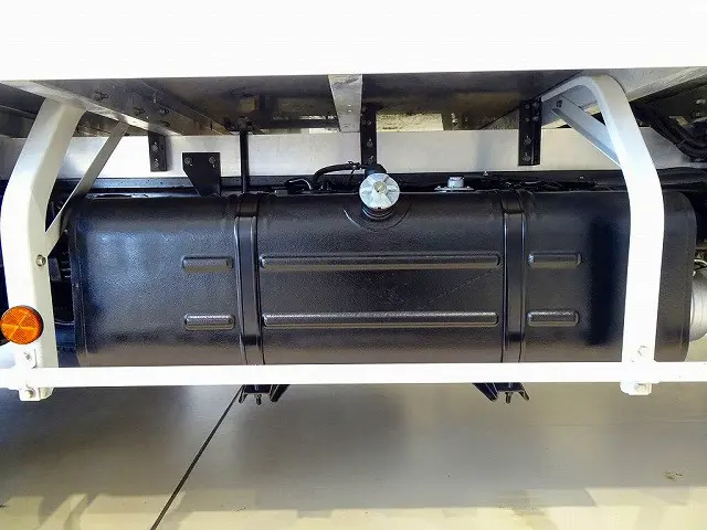 燃料タンク100L タイヤ止め2個 右シャシリアステンレス製工具箱 ステンレス製リアフェンダー 左シャシ中央/リア3連タイヤチェーンフック|日野 デュトロ TKG-XZU655M(2WD)の写真47