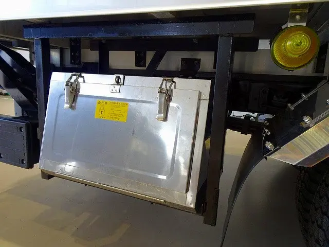 燃料タンク100L タイヤ止め2個 右シャシリアステンレス製工具箱 ステンレス製リアフェンダー 左シャシ中央/リア3連タイヤチェーンフック|日野 デュトロ TKG-XZU655M(2WD)の写真48