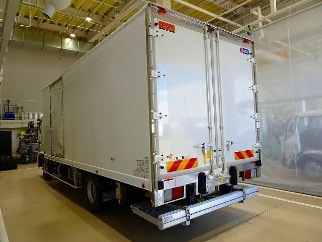 お問合せ管理No.H302　R5 レンジャー 2.25t ワイドベッド付 低温冷凍車 格納ゲート付 リアエアサス 240ps|日野 レンジャー 2KG-FD2ABG(2WD)の写真4