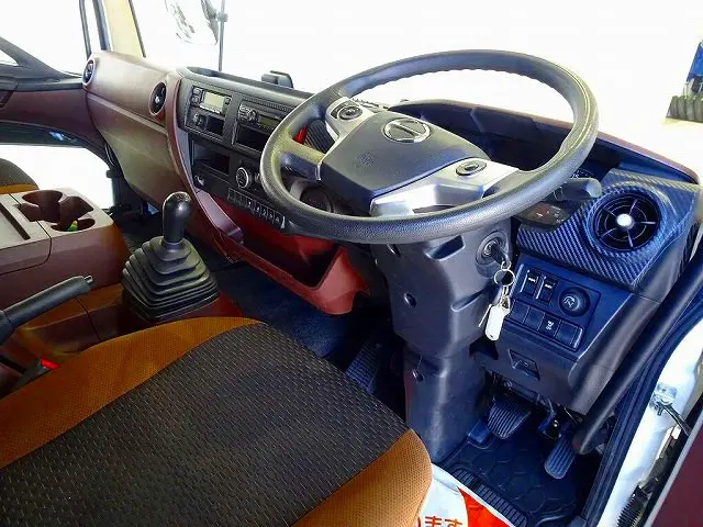 オートAC　PS　PW　SRS　ABS　集中ドアロック　左電格ミラー　エアサスシート/肘掛け　AM/FMラジオ　バックモニター　アドブルー　ターボ　排気ブレーキ　フロア6MT　ETC2.0　ドラレコ|日野 レンジャー 2KG-FD2ABG(2WD)の写真5