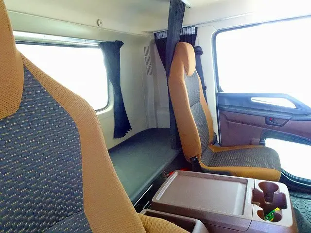 クルーズコントロール　坂道発進補助装置　車線逸脱警報装置　衝突被害軽減ブレーキ　フォグランプ　トラクションコントロール　室内LED灯/カーテン　2人乗りベッド付|日野 レンジャー 2KG-FD2ABG(2WD)の写真6