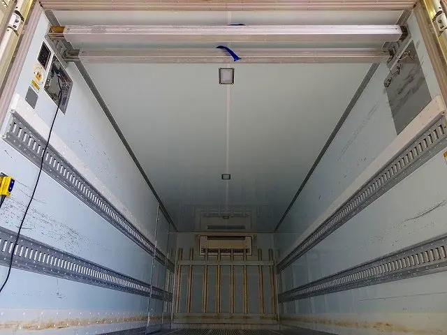 荷台内寸：619×231×206　ラッシングレール2段(60cm/120cm)/バー2本　荷室LED灯3個　リア門枠中央ジョロダー入れケース|日野 レンジャー 2KG-FD2ABG(2WD)の写真24