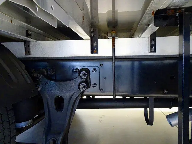 シャーシは 錆止め/マフラー塗装 仕上げに力を入れています。|日野 レンジャー 2KG-FD2ABG(2WD)の写真50