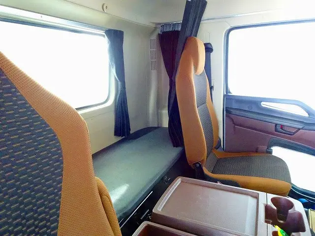 2人乗り　ワイドベッド付　クルーズコントロール　坂道発進補助装置　車線逸脱警報装置　衝突被害軽減ブレーキ　フォグランプ　トラクションコントロール　室内LED灯/カーテン|日野 レンジャー 2KG-FD2ABG(2WD)の写真6