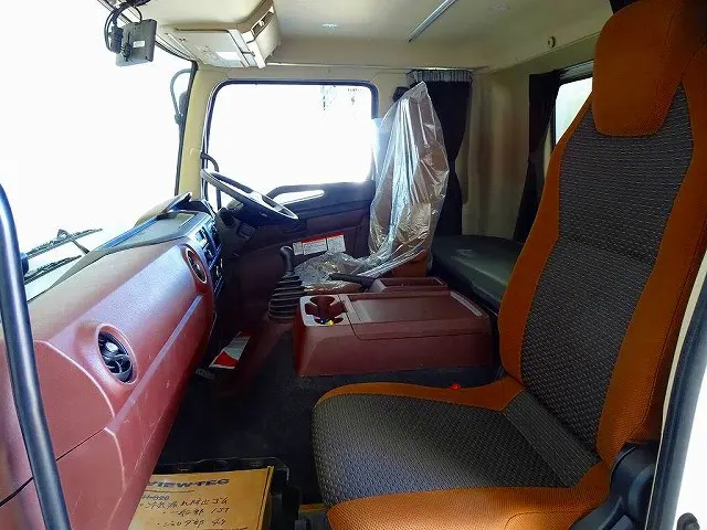 オートAC　PS　PW　SRS　ABS　集中ドアロック　左電格ミラー　エアサスシート/肘掛け　AM/FMラジオ　バックモニター　アドブルー　ターボ　排気ブレーキ|日野 レンジャー 2KG-FD2ABG(2WD)の写真7