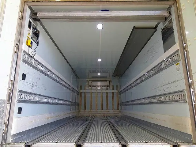 荷台内寸：619×231×206　箱厚み8cm　床キーストン/ジョロダーレール4列(ジョロダー欠)　左サイド開閉式ドア　ラッシング2段/バー2本/ベルト2個　水抜き穴前後2対　荷室LED灯3個|日野 レンジャー 2KG-FD2ABG(2WD)の写真18