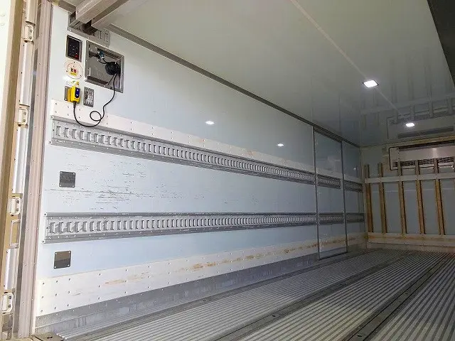 荷台内寸：619×231×206　床キーストン/ジョロダーレール4列(ジョロダー欠)　ラッシングレール2段(60cm/120cm)/バー2本/ベルト2個　水抜き穴前後2対　荷室LED灯3個|日野 レンジャー 2KG-FD2ABG(2WD)の写真21