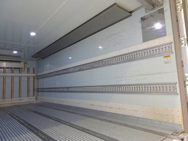 荷台内寸：619×231×206　床キーストン/ジョロダーレール4列(ジョロダー欠)　ラッシングレール2段(60cm/120cm)/バー2本/ベルト2個　水抜き穴前後2対　荷室LED灯3個|日野 レンジャー 2KG-FD2ABG(2WD)の写真22