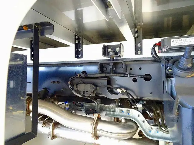 シャーシは 錆止め/マフラー塗装 仕上げに力を入れています。|日野 レンジャー 2KG-FD2ABG(2WD)の写真45