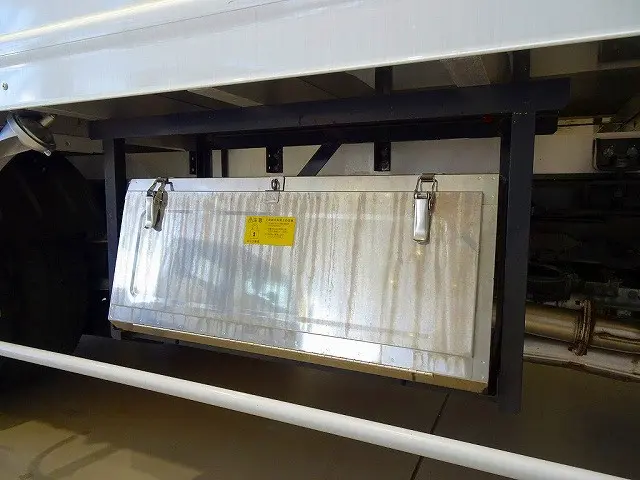 燃料タンク200L　タイヤ止め2個　右シャシ中央ステンレス製工具箱|日野 レンジャー 2KG-FD2ABG(2WD)の写真46