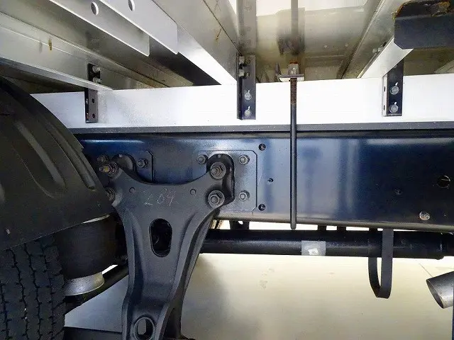 シャーシは 錆止め/マフラー塗装 仕上げに力を入れています。|日野 レンジャー 2KG-FD2ABG(2WD)の写真47