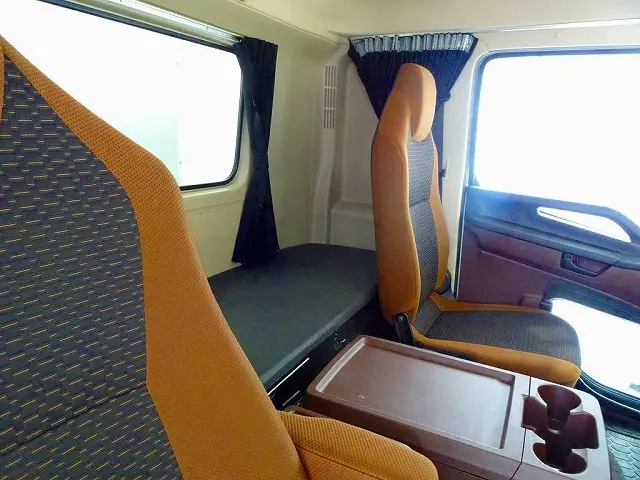 2人乗り ワイドベッド付 クルーズコントロール 坂道発進補助装置 車線逸脱警報装置 衝突被害軽減ブレーキ フォグランプ トラクションコントロール 室内LED灯/カーテン|日野 レンジャー 2KG-FD2ABG(2WD)の写真6