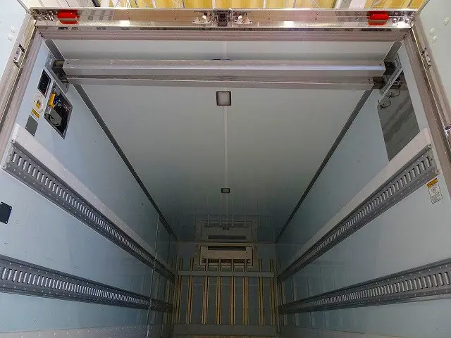 荷台内寸:619×231×206 床キーストン/ジョロダーレール4列(ジョロダー欠) リア門枠中央ジョロダー入れケース 左サイド開閉式ドア ラッシング2段/バー2本 水抜き穴前後2対 荷室LED灯3個|日野 レンジャー 2KG-FD2ABG(2WD)の写真21