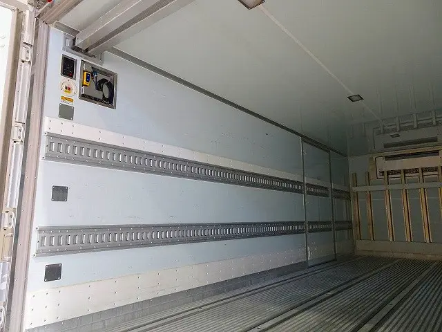 荷台内寸:619×231×206 床キーストン/ジョロダーレール4列 リア門枠中央ジョロダー入れケース 左サイド開閉式ドア ラッシング2段(60cm/120cm)/バー2本 水抜き穴2対 荷室LED灯|日野 レンジャー 2KG-FD2ABG(2WD)の写真22