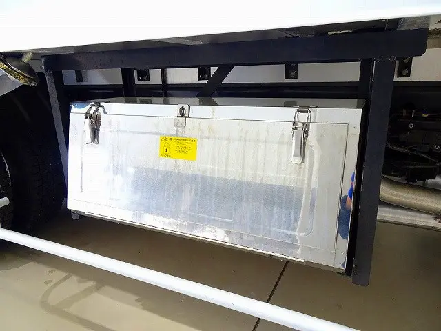 燃料タンク200L タイヤ止め2個 右シャシ中央ステンレス製工具箱|日野 レンジャー 2KG-FD2ABG(2WD)の写真46