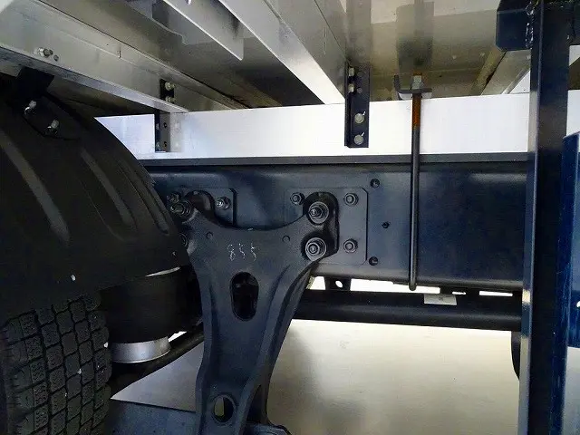 シャーシは 錆止め/マフラー塗装 仕上げに力を入れています。|日野 レンジャー 2KG-FD2ABG(2WD)の写真47