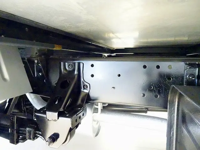 左シャシリア工具箱 シャーシは 錆止め/マフラー塗装 仕上げに力を入れています。|トヨタ トヨエース LDF-KDY281(4WD)の写真40