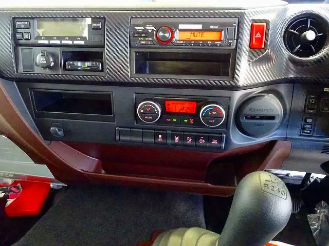 クルーズコントロール　坂道発進補助装置　車線逸脱警報装置　衝突被害軽減ブレーキ　フォグランプ　トラクションコントロール　室内LED灯/カーテン　2人乗りベッド付　消火器1個|日野 レンジャー 2KG-FD2ABG(2WD)の写真11