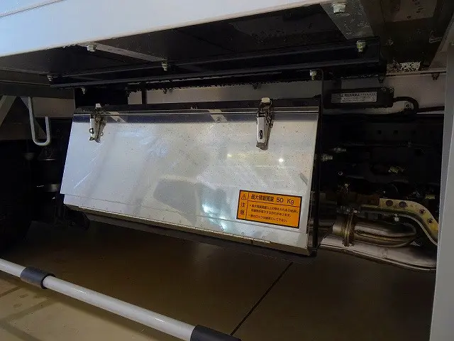 燃料タンク200L　タイヤ止め2個　ステンレス製リアフェンダー　右シャシ中央/リア3連タイヤチェーンフック　右シャシ中央ステンレス製工具箱|日野 レンジャー 2KG-FD2ABG(2WD)の写真48