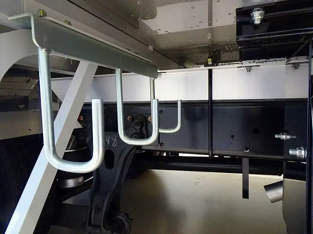 燃料タンク200L　タイヤ止め2個　ステンレス製リアフェンダー　右シャシ中央/リア3連タイヤチェーンフック　右シャシ中央ステンレス製工具箱|日野 レンジャー 2KG-FD2ABG(2WD)の写真49