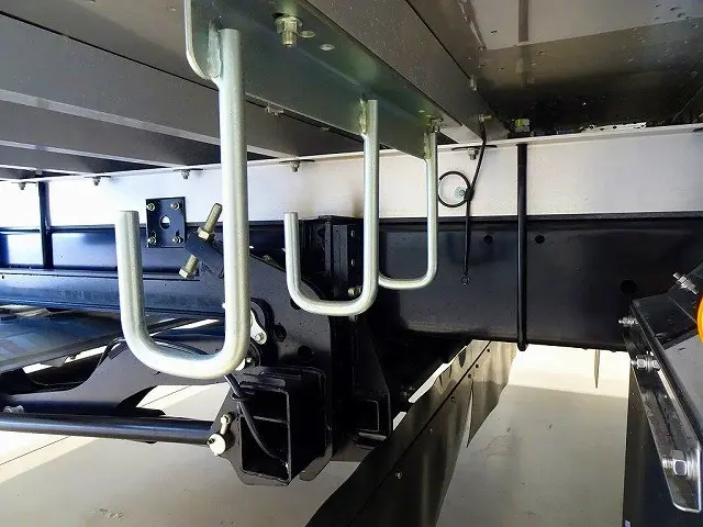 燃料タンク200L　タイヤ止め2個　ステンレス製リアフェンダー　右シャシ中央/リア3連タイヤチェーンフック　右シャシ中央ステンレス製工具箱|日野 レンジャー 2KG-FD2ABG(2WD)の写真50