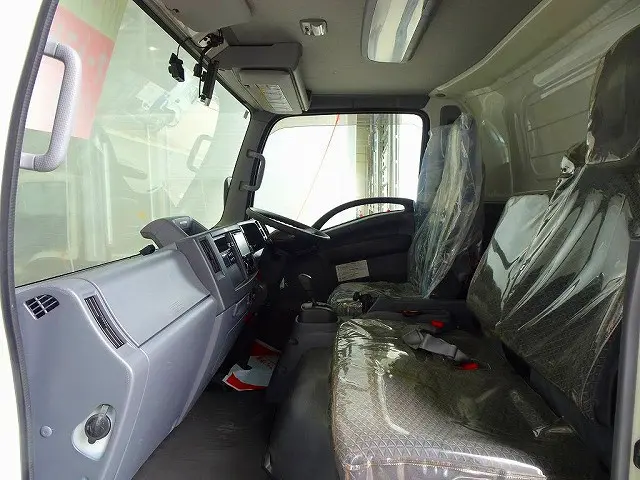 車線逸脱警報装置 衝突被害軽減ブレーキ アイドリングストップ フォグランプ トラクションコントロール 電動パーキングブレーキ 室内蛍光灯 ビニールシートカバー|いすゞ エルフ 2RG-NPR88AN(2WD)の写真8