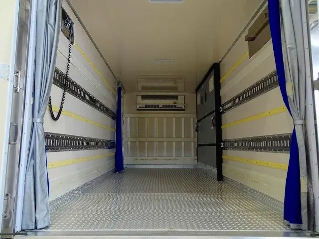 荷台内寸:449×200×204 床アルミ縞鋼板 左サイドドア ラッシング2段 水抜き穴1対 荷室LED灯 箱各入口カーテン 脱着式仕切り扉付 ±30度設定/-10度確認 格納ゲート/1,000kg付|いすゞ エルフ 2RG-NPR88AN(2WD)の写真22