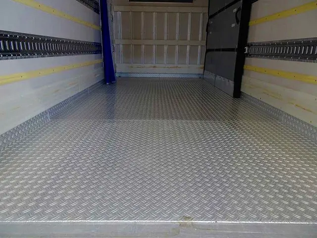 荷台内寸:449×200×204 床アルミ縞鋼板 左サイドドア ラッシング2段 水抜き穴1対 荷室LED灯 箱各入口カーテン 脱着式仕切り扉付 ±30度設定/-10度確認 格納ゲート/1,000kg付|いすゞ エルフ 2RG-NPR88AN(2WD)の写真23