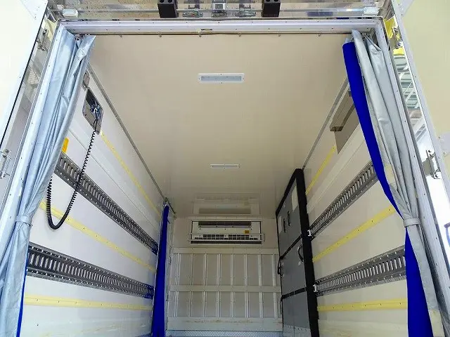 荷台内寸:449×200×204 床アルミ縞鋼板 左サイドドア ラッシング2段 水抜き穴1対 荷室LED灯 箱各入口カーテン 脱着式仕切り扉付 ±30度設定/-10度確認 格納ゲート/1,000kg付|いすゞ エルフ 2RG-NPR88AN(2WD)の写真24