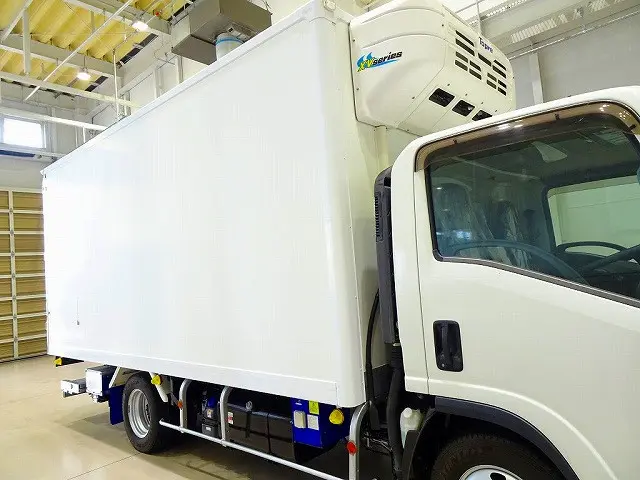 荷台内寸:449×200×204 床アルミ縞鋼板 左サイドドア ラッシング2段 水抜き穴1対 荷室LED灯 箱各入口カーテン 脱着式仕切り扉付 ±30度設定/-10度確認 格納ゲート/1,000kg付|いすゞ エルフ 2RG-NPR88AN(2WD)の写真29